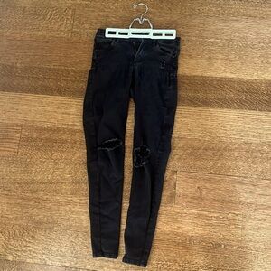 Urban Planet: Women’s Black Skinny Jeans with Knee Rip